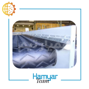 نمای سه‌چهارم نوارنقاله بارگیری فله ۴ متری با تسمه اجدار و شاسی تقویت‌شده؛ موتور الکتروژن؛ محیط کارگاهی با مصالح.