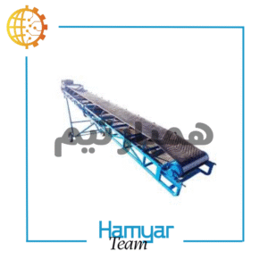 تصویر نوارنقاله بارگیری فله ۷ متری با تسمه اجدار Chevron، عرض سفارشی ۴۰ تا ۱۰۰ سانت، شاسی سنگین فولادی، موتور موتوژن با گیربکس حلزونی، مناسب انتقال شن و ماسه و مصالح ساختمانی، نمای سه‌ربع از زاویه جلو.