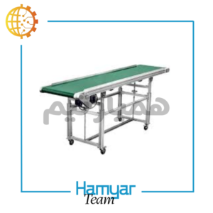 نمای نزدیک از نوارنقاله جتپرینتر ۲ متری با بدنه آهن رنگشده، سطح تسمه PVC مشکی مات، رولرهای انتهایی دقیق، پایههای فلزی با پیچهای تنظیم ارتفاع، موتورگیربکس صنعتی در سمت راست دستگاه، مناسب چاپ تاریخ و انتقال محصولات سبک تا متوسط. طراحی شده توسط ماشینسازی همیار (همیارتیم) با امکان سفارشیسازی کامل عرض تسمه از ۸.۵ تا ۶۰ سانتیمتر و سازگار با جتپرینترهای مختلف بازار.