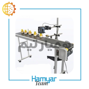 تصویر نوارنقاله جت‌پرینتر ۲ متری بدنه آهن ساخته‌شده در ماشین‌سازی همیار (همیارتیم)، مجهز به تسمه PVC صنعتی با عرض قابل‌سفارشی‌سازی بین ۸.۵ تا ۶۰ سانتی‌متر، مناسب خطوط چاپ تاریخ، بسته‌بندی و تولید مداوم. این نوارنقاله مخصوص جت پرینتر با طراحی مهندسی‌شده، شاسی فلزی مقاوم، موتورگیربکس صنعتی و قابلیت تنظیم سرعت ثابت یا متغیر، برای استفاده در کارگاه‌ها، واحدهای کوچک تولیدی و مجموعه‌های B2B طراحی شده است. کانوایر چاپ تاریخ آهنی، سازگار با انواع جت‌پرینترهای رایج بازار و قابل‌مقایسه با مدل‌هایی که معمولاً در سایت‌های معتبر تجهیزات صنعتی مشاهده می‌شود. ظاهر تصویر شامل شاسی آهنی مشکی، پایه‌های تنظیم ارتفاع، تسمه‌ی PVC مشکی و سطح صاف و مناسب چاپ است.