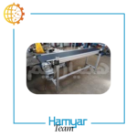 نمای نزدیک نوارنقاله جت پرینتر ۱.۵ متری با بدنه آهنی ضخیم، پایه‌های قابل تنظیم ارتفاع، تسمه PVC مشکی با سطح صاف، رولیک‌های انتهایی بالانس‌شده، موتورگیربکس صنعتی نصب‌شده در زیر شاسی، مناسب چاپ تاریخ در خطوط تولید. ساخت ماشین‌سازی همیار.