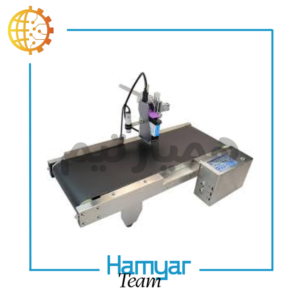 تصویر نوارنقاله جت پرینتر آهنی رومیزی به طول ۱.۵ متر با شاسی فلزی مقاوم، مناسب نصب در نوارنقاله خط چاپ، مجهز به تسمه PVC صنعتی و موتورگیربکس صنعتی با سرعت ثابت یا متغیر، طراحیشده توسط ماشینسازی همیار و همیارتیم، مناسب چاپ تاریخ و اطلاعات محصول روی بستهها، سازگار با چاپگرهای جتپرینتر معتبر بازار داخلی و خارجی، دارای عرض قابلسفارشیسازی از ۸.۵ تا ۶۰ سانت و بالاتر، گزینهای کاربردی برای مقایسه در بازارهای آنلاین تجهیزات صنعتی.