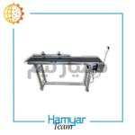 تصویر نوارنقاله جت پرینتر ۱ متری ساخته شده از استیل با تسمه PVC، طراحی صنعتی با موتورگیربکس صنعتی و سرعت ثابت، عرض قابل‌سفارشی‌سازی از ۸.۵ تا ۶۰ سانتیمتر، مناسب خطوط چاپ تاریخ و کانوایر چاپ تاریخ. محصول تولید ماشین‌سازی همیار، همیارتیم، سازگار با جت پرینترهای معتبر بازار و قابل استفاده در بازارهای آنلاین تجهیزات صنعتی، مناسب B2B و مشتریان کوچک.