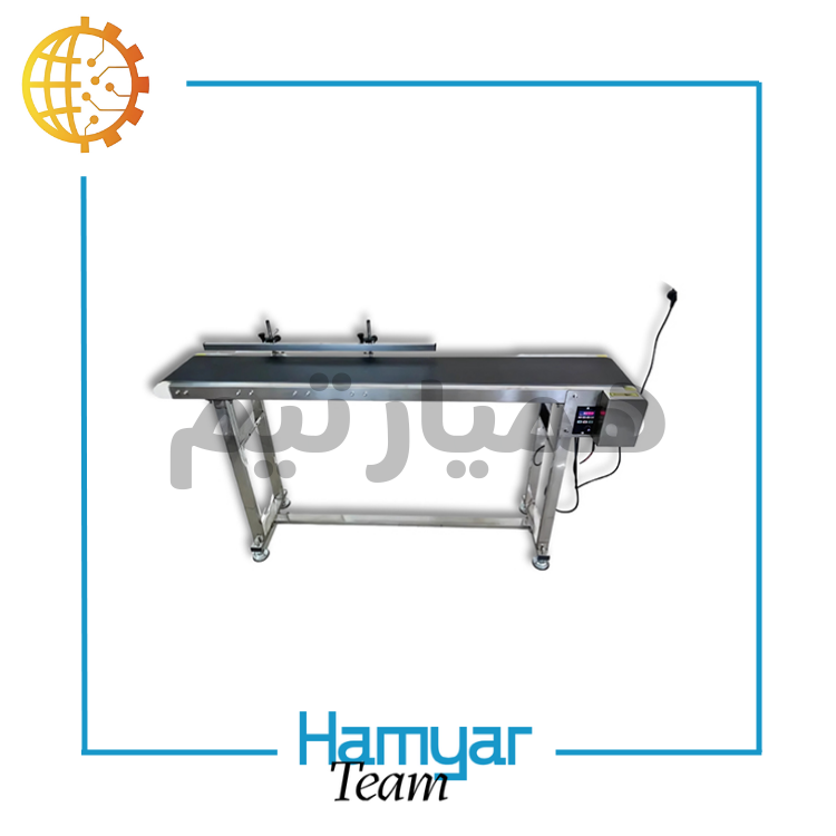 تصویر نوارنقاله جت پرینتر ۱ متری ساخته شده از استیل با تسمه PVC، طراحی صنعتی با موتورگیربکس صنعتی و سرعت ثابت، عرض قابل‌سفارشی‌سازی از ۸.۵ تا ۶۰ سانتیمتر، مناسب خطوط چاپ تاریخ و کانوایر چاپ تاریخ. محصول تولید ماشین‌سازی همیار، همیارتیم، سازگار با جت پرینترهای معتبر بازار و قابل استفاده در بازارهای آنلاین تجهیزات صنعتی، مناسب B2B و مشتریان کوچک.