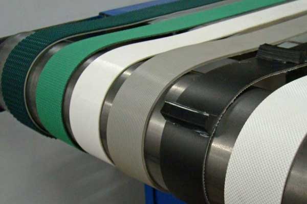 مقایسه نوار نقاله PVC، PU و لاستیکی؛ کدام برای خط تولید شما مناسب‌تر است؟