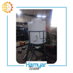 تصویر میکسر پلی‌اتیلن صنعتی ۱۰۰۰ لیتری پله‌دار با بدنه مقاوم پلی‌اتیلن، مجهز به همزن قیفی گیربکسی با سرعت متغیر، موتورگیربکس صنعتی، شاسی فولادی مستحکم، سیستم تخلیه دستی، مناسب برای میکس مواد شوینده و شیمیایی، طراحی مهندسی دقیق، ساخت سفارشی توسط ماشین‌سازی همیار و همیارتیم، قابلیت سفارش ظرفیت و ابعاد مطابق نیاز کارگاه‌ها، مناسب B2B و کارگاه‌های کوچک، بررسی قیمت در بازار تجهیزات صنعتی.