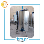 تصویر میکسر پلی‌اتیلن 2000 لیتری ماشین‌سازی همیار با مخزن قیفی از جنس پلی‌اتیلن صنعتی مقاوم در برابر مواد شیمیایی، مجهز به همزن گیربکسی عمودی با موتورگیربکس صنعتی سه‌فاز، شاسی فولادی سنگین با پوشش ضدخوردگی، سیستم تخلیه دستی فلنج‌دار در انتهای قیف، طراحی مهندسی برای تولید مواد شوینده و ترکیبات شیمیایی، قابلیت نصب اینورتر جهت کنترل سرعت متغیر، ساخت سفارشی توسط همیارتیم با امکان سفارشی‌سازی ظرفیت و توان موتور.