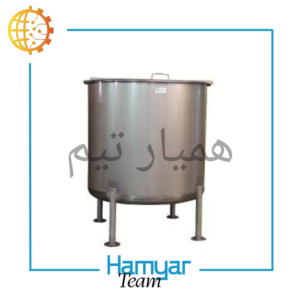 تصویر مخزن استیل تکجداره با ظرفیت ۵ تن، ساخته شده از ورق استیل 304 با ضخامت صنعتی، مجهز به همزن گیربکسی با سرعت متغیر و موتورگیربکس صنعتی، شاسی فولادی مقاوم و سیستم تخلیه پنوماتیک، مناسب میکس مواد شیمیایی و صنایع غذایی، طراحی مهندسی دقیق، ساخت سفارشی توسط ماشینسازی همیار و همیارتیم، قابل استفاده در کارگاههای کوچک و B2B، امکان مقایسه قیمت در بازار تجهیزات صنعتی.